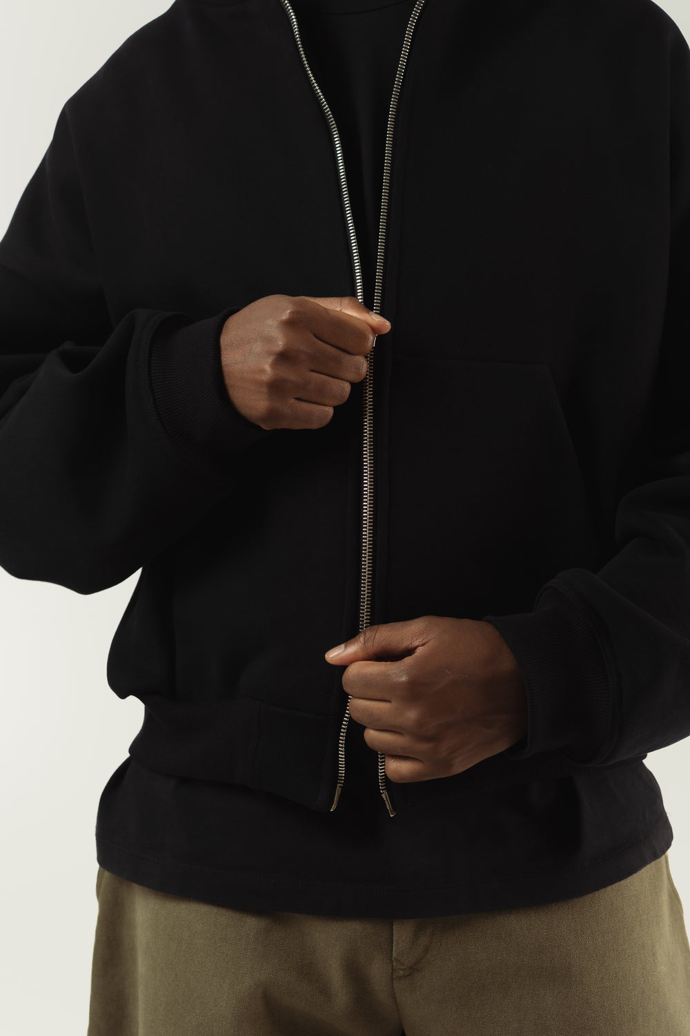 ZIP-UP HOODED SWEATSHIRT - BLACK